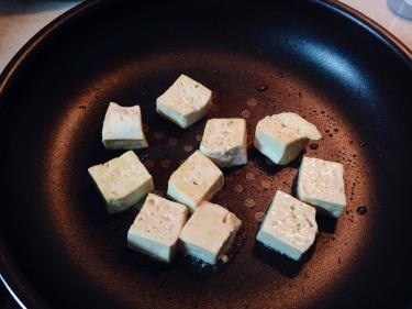 水切りした豆腐の表面を少し焼いてお皿に取り出しておきます。