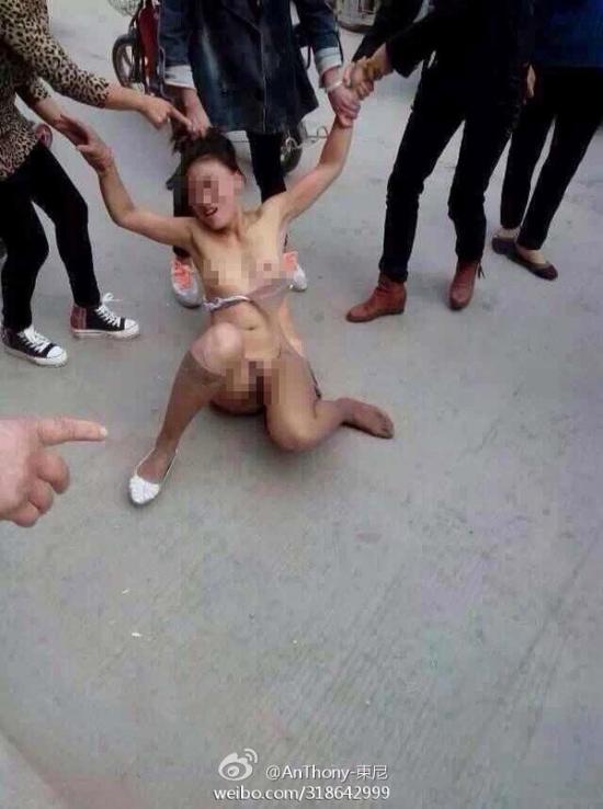 中国　愛人女性　喧嘩　スッポンポン１