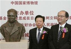 ７１７　北京の国家博物館で行われた故梁思成氏の銅像（左）の披露式典に出席した奈良県の窪田修副知事（右）ら＝１２日（共同）
