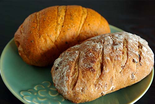 氷見 パン工房ブレッド bread　トマトとバジルのパン＆木の実のパン