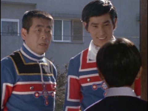 朝比奈隊長（左　演：名古屋章）と東光太郎隊員