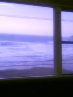 車窓から日本海を眺める