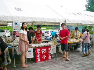 暑い中、中国の留学生も大活躍