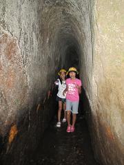 トンネルの中は、ワイワイガヤガヤと楽しい探検に
