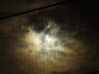 金環日食～２０１２年５月２１日am07:24:26～雲のかかった右斜め上からまだまだ日食中！