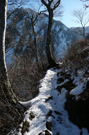 雪に覆われ始めた登山道