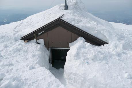 頂上避難小屋の冬季入口